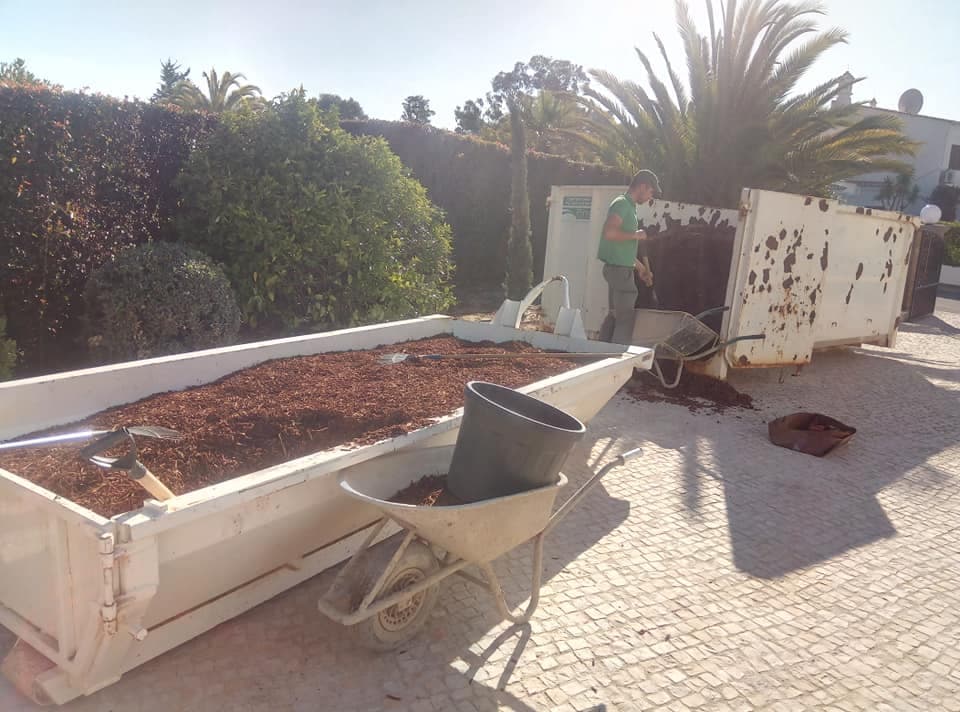 Antes — Ferragudo · Jardim com piscina + pavimento natural